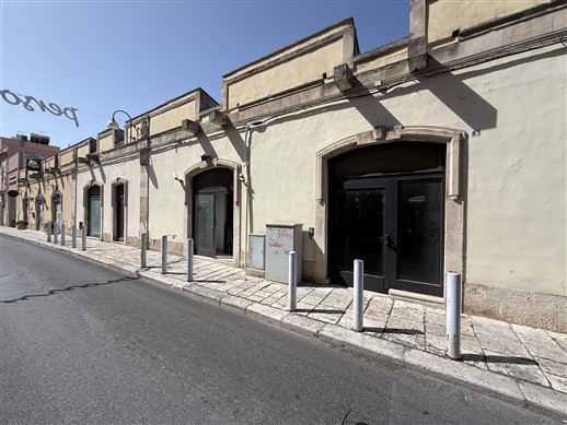 Centrale Locale Indipendente In Pietra di 6 Ambienti. 3 Esposizioni.